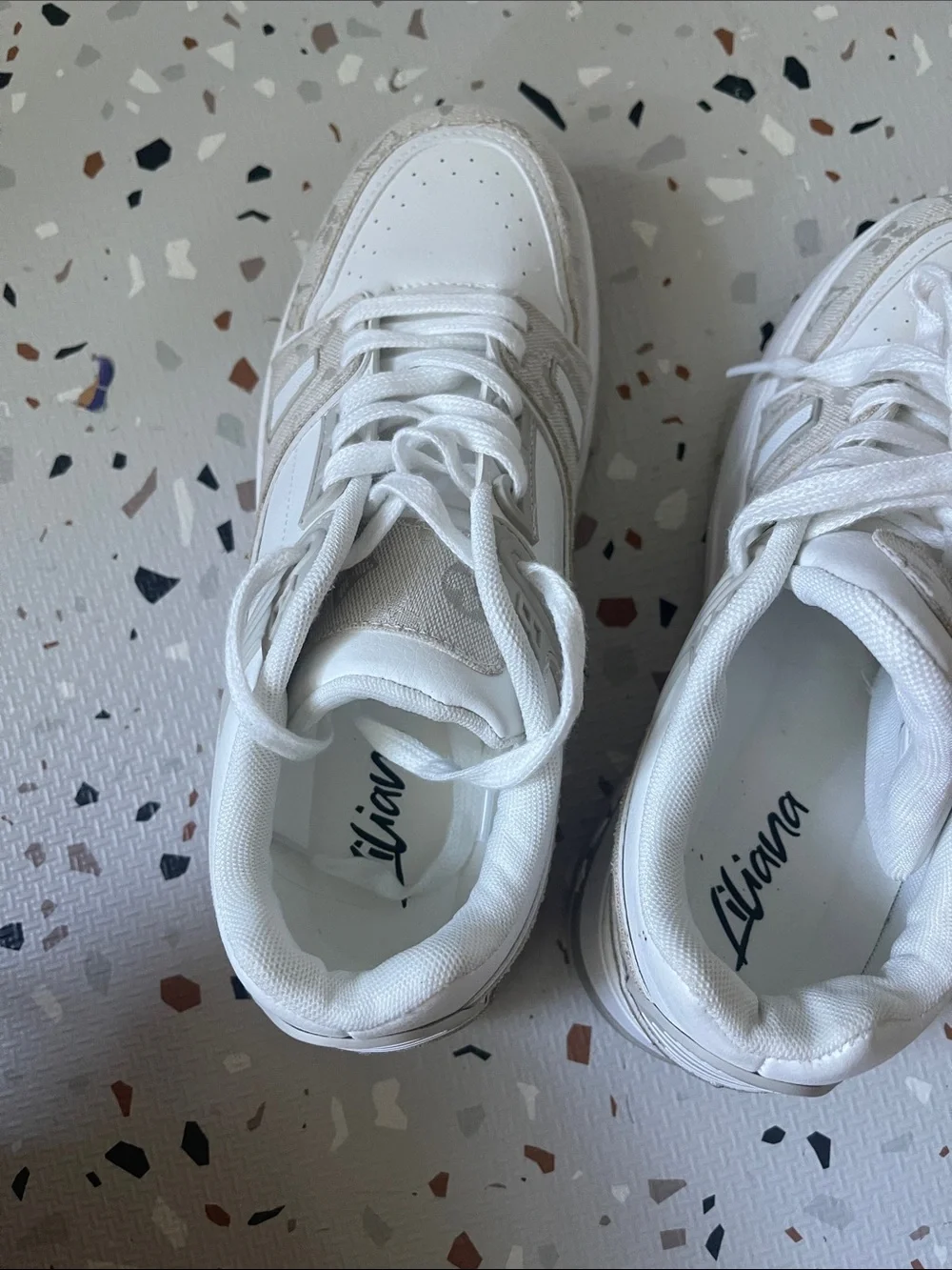 Women’s Low-Top Fashion Sneakers in White and Beige